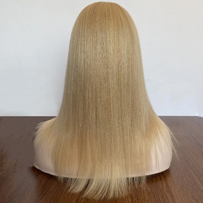 wig-blond-half-lang-zorginstituut